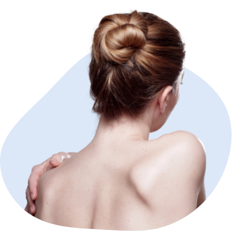 Rücken einer jungen Frau, die Schmerzen hat - Wärmetherapie AS Physio in Nürnberg